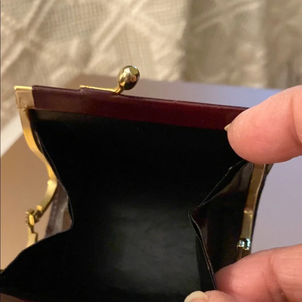 Elegant Brown Leather Coin Purse with Gold Accents. Vintage - Picture 2 of 9